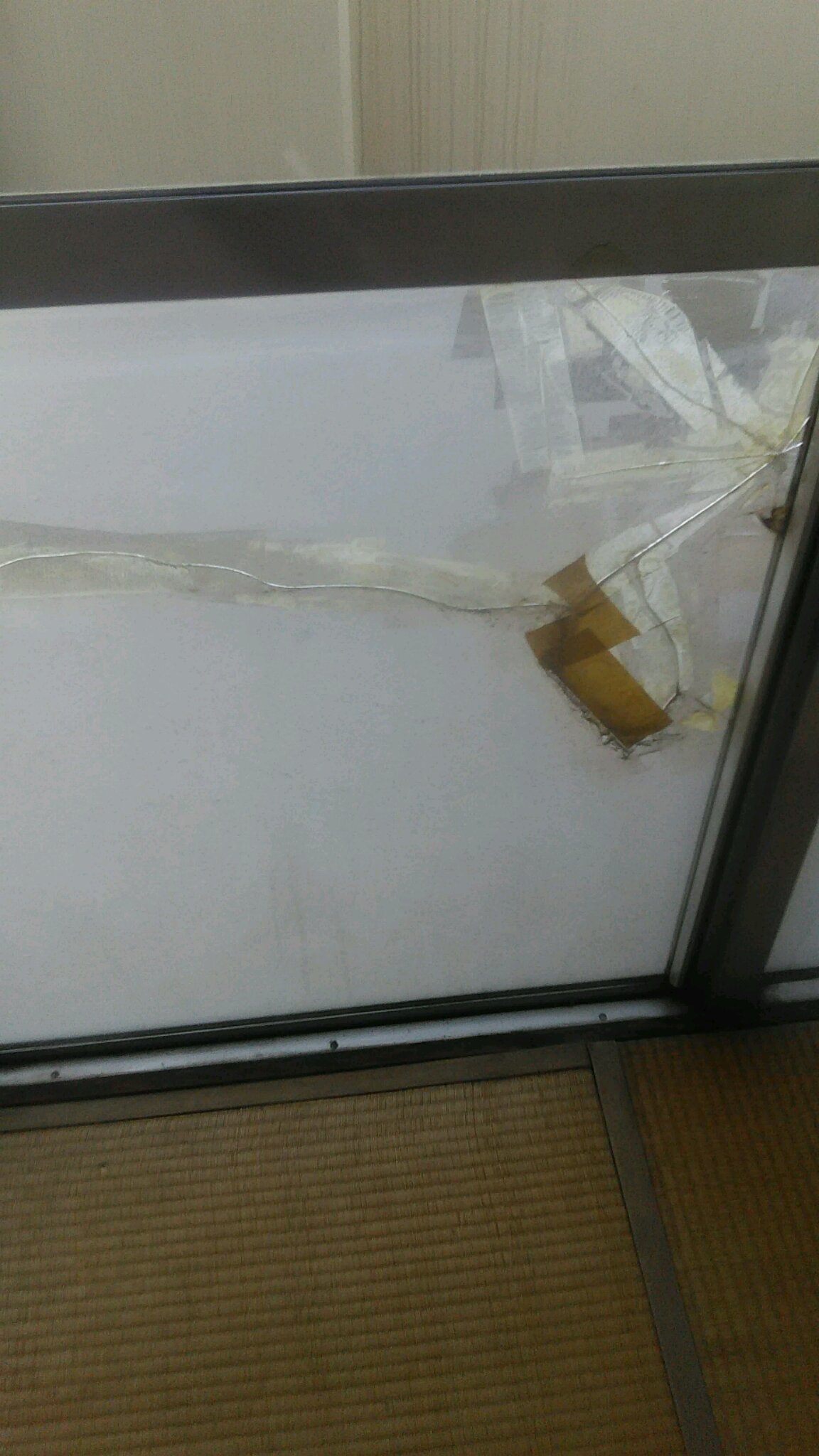 墨田区　ガラス修理前